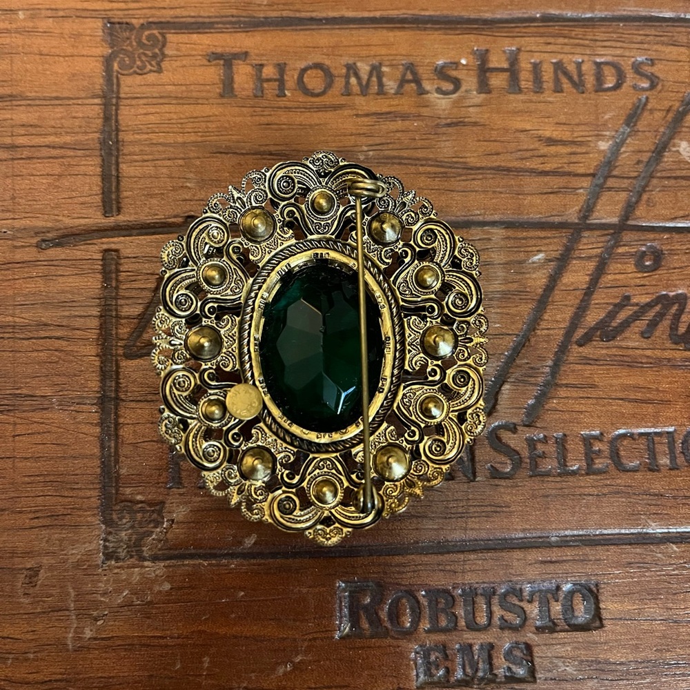 Vintage Ornate Gold and Green Gemstone Brooch - Picture 5 of 11